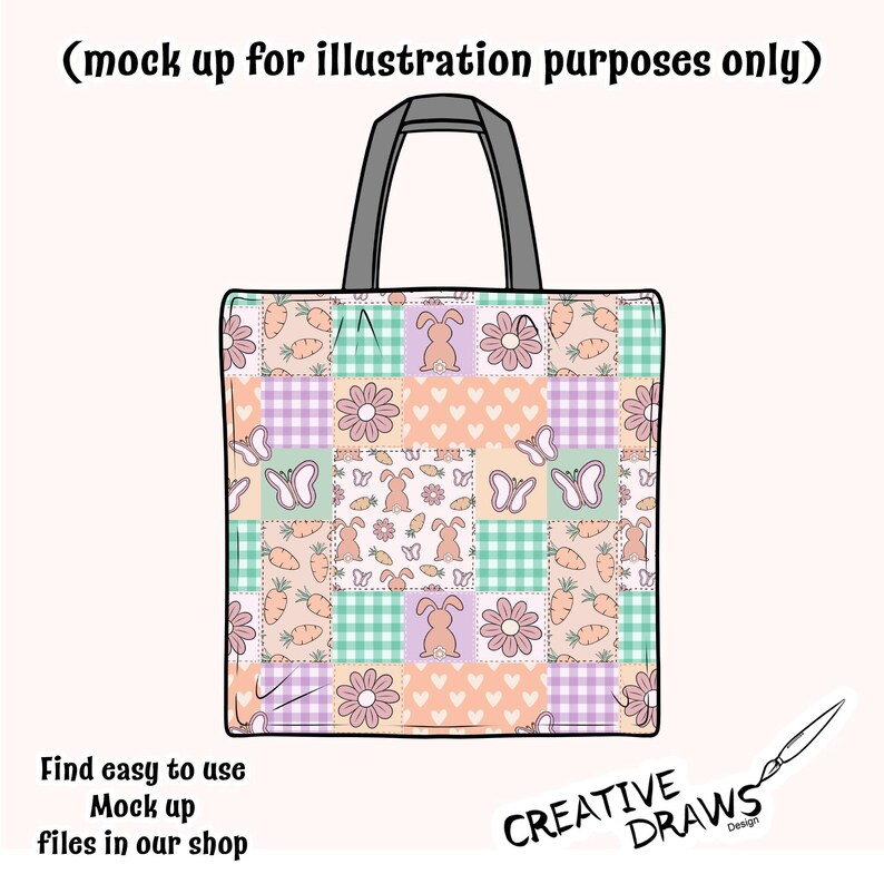 Op de afbeelding: Een patchwork tote bag met een ontwerp van konijnen, vlinders, wortels en bloemen in tinten roze, paars, groen en oranje. De tas heeft een zwart handvat.