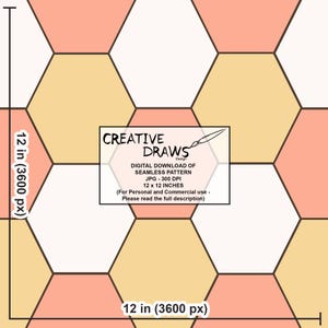 Op de afbeelding: Digitale download van een naadloos patroon met een herhalend zeshoekig ontwerp in perzik, cr&egrave;me en lichtgele tinten. De afbeelding bevat de tekst "CREATIVE DRAWS Design" en details over de patroongrootte van 30.48 cm x 30.48 cm.