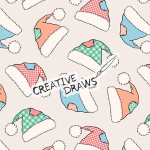 Op de afbeelding: Een naadloos patroon met verschillende kleurrijke kerstmanmutsen met verschillende patchwork-ontwerpen. De mutsen zijn in tinten roze, blauw, groen en wit. De tekst "CREATIVE DRAWS - Design" is opgenomen in het patroon.