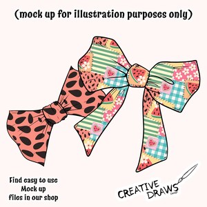 Pu&ograve; includere: Due fiocchi decorativi con motivi colorati. Un fiocco presenta uno sfondo corallo con pois neri. L'altro fiocco ha un design patchwork con fette di anguria, cuori e accenti floreali. &Egrave; visibile anche il testo "Find easy to use Mock up files in our shop".