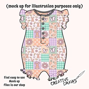 Op de afbeelding: Een patchwork baby onesie met een pastelkleurenschema. De onesie heeft verschillende patronen, waaronder ruitjes, bloemen en konijnenprints. De onesie heeft een knoopsluiting bij de halslijn.