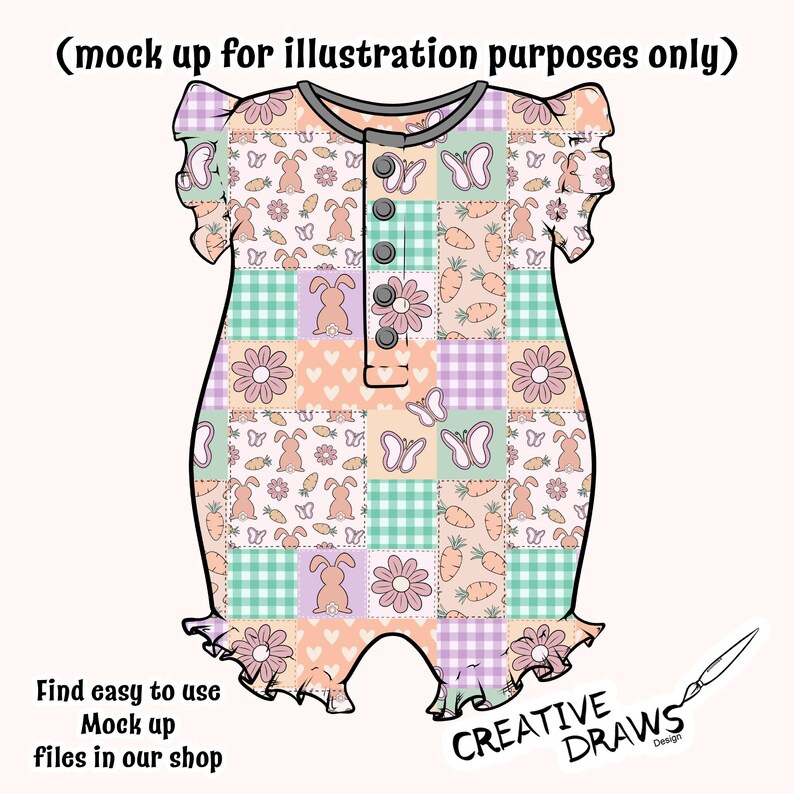 Op de afbeelding: Een patchwork baby onesie met een pastelkleurenschema. De onesie heeft verschillende patronen, waaronder ruitjes, bloemen en konijnenprints. De onesie heeft een knoopsluiting bij de halslijn.