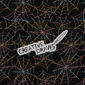 Peut inclure: Un motif sans couture de toiles d'araignées colorées sur un fond noir. Les toiles sont dessinées dans une variété de couleurs, notamment le rose, le bleu et le jaune. Le texte "CREATIVE DRAWS Design" est au centre de l'image.