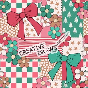 Op de afbeelding: Een kleurrijk patchwork-ontwerp met strikken, bloemen, sterren en kerstbomen. Het ontwerp bevat de tekst "CREATIVE DRAWS Design" en is geplaatst tegen een achtergrond van roze, groene en bruine vierkanten en patronen.