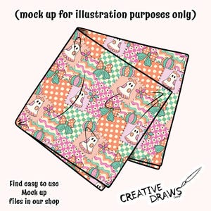 Op de afbeelding: Een gevouwen stoffen vierkant met een herhalend patchworkpatroon van spoken, pompoenen, strikken, bloemen en golvende lijnen in tinten oranje, roze, groenblauw en wit. De tekst luidt (mock up for illustration purposes only) en Creative Draws Design.