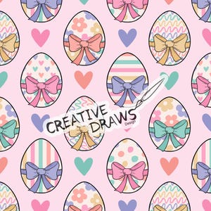 Pode incluir: Um padrão sem costura que apresenta ovos de Páscoa em cores pastel com laços e vários padrões sobre um fundo rosa. Os ovos são decorados com listras, bolinhas, flores e linhas onduladas. O padrão também inclui pequenos corações rosa, azuis e verdes.