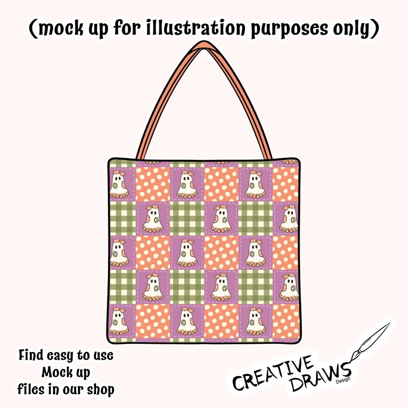 Pu&ograve; includere: Una borsa tote con un motivo ripetuto di piccoli fantasmi su uno sfondo patchwork di quadrati viola, a quadri verdi e a pois arancioni. Il testo recita (mock up for illustration purposes only), Creative Draws Design e Find easy to use Mock up files in our shop.