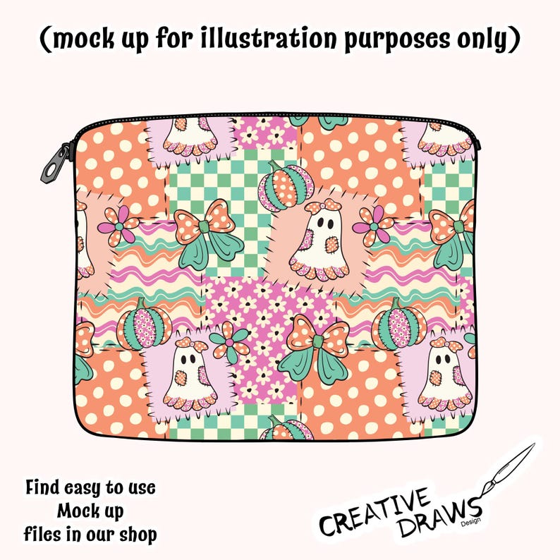 Op de afbeelding: Een rechthoekig tasje met rits voorzien van een patchworkpatroon van spoken, pompoenen, strikken en bloemen in oranje, roze, groenblauw en wit. De tekst (mock up for illustration purposes only) staat bovenaan en Creative Draws Design onderaan.