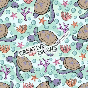 Puede incluir: Patrón sin costuras que presenta un diseño repetitivo de tortugas marinas, corales y estrellas de mar sobre un fondo azul claro. Las tortugas están dibujadas en un estilo de dibujos animados con caparazones morados y marrones y nadan en un patrón ondulado. El coral es rojo y naranja y las estrellas de mar son amarillas. El texto "CREATIVE DRAWS Design" también está incluido en el patrón.