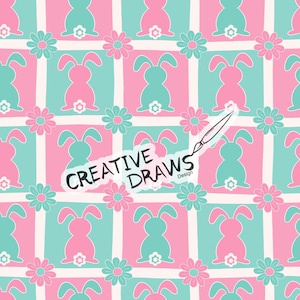 Peut inclure: Motif répétitif de lapins roses et turquoise et de fleurs sur une grille blanche. Le design comprend le texte "CREATIVE DRAWS Design" avec une illustration de pinceau, idéal pour les produits sur le thème de Pâques ou du printemps.