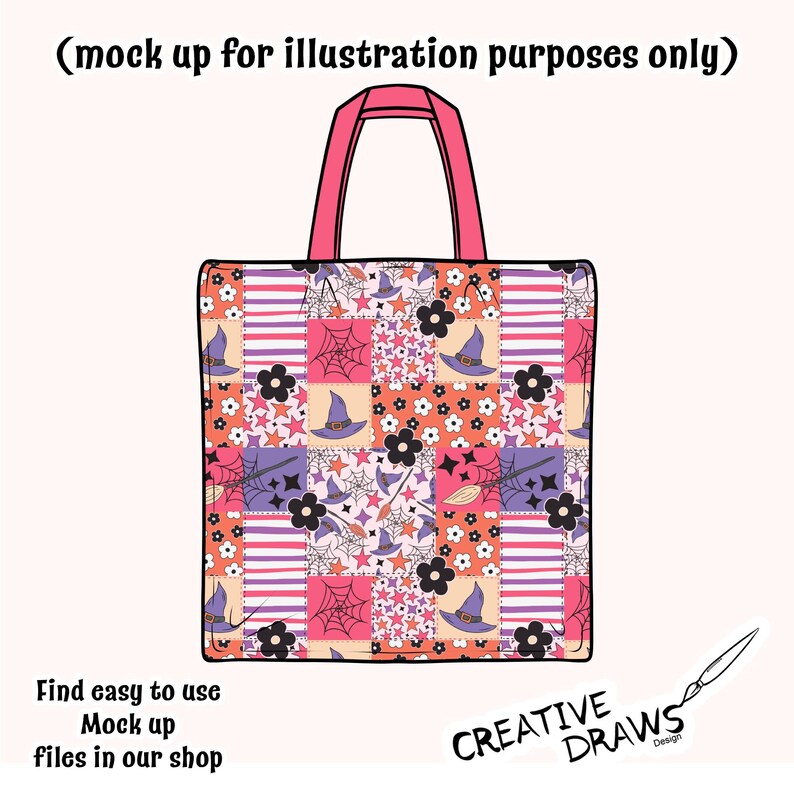 Peut inclure: Un sac fourre-tout avec une poign&eacute;e rose et un motif patchwork avec des chapeaux de sorci&egrave;re, des toiles d'araign&eacute;es et des fleurs en orange, rose et violet. Le texte "(mock up for illustration purposes only)" est en haut. Le texte "Find easy to use Mock up files in our shop" est en bas.