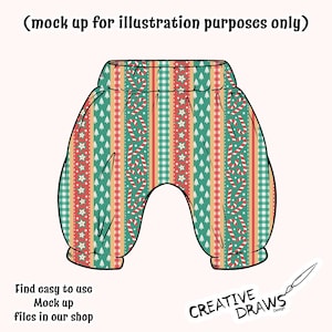 Op de afbeelding: Kerstbroek voor baby's met een kleurrijk patroon. Het ontwerp bevat zuurstokken, kerstbomen en sterren op een groene, rode en beige achtergrond. De broek heeft een gerimpelde tailleband en manchetten. De tekst "(mock up for illustration purposes only)" staat bovenaan.