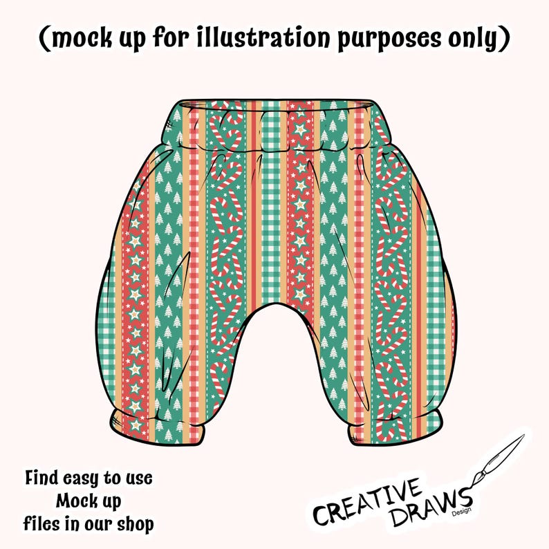 Op de afbeelding: Kerstbroek voor baby's met een kleurrijk patroon. Het ontwerp bevat zuurstokken, kerstbomen en sterren op een groene, rode en beige achtergrond. De broek heeft een gerimpelde tailleband en manchetten. De tekst "(mock up for illustration purposes only)" staat bovenaan.