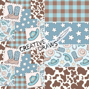 Op de afbeelding: Een patchwork ontwerp met cowboylaarzen, hoeden, hoefijzers en sterren in blauw, bruin en wit. Bevat een koeienhuidpatroon en een ruitpatroon. De tekst "CREATIVE DRAWS Design" is ook aanwezig.