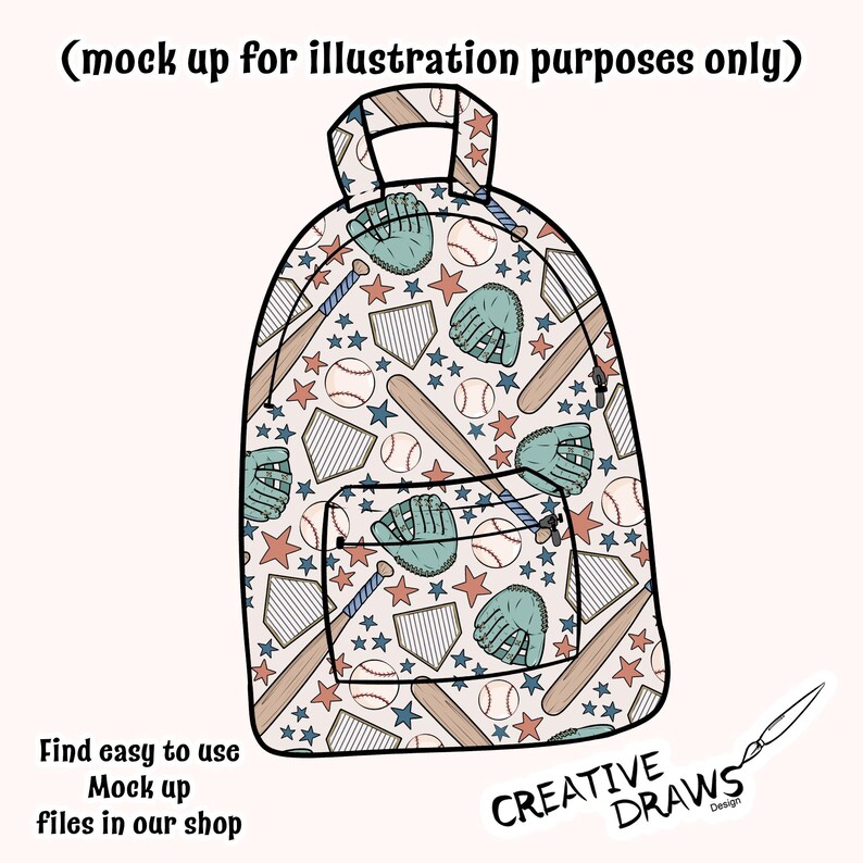 Puede incluir: Una mochila con tem&aacute;tica de b&eacute;isbol con un patr&oacute;n repetido de pelotas, bates, guantes y estrellas en tonos beige, azul y rojo. La mochila tiene un bolsillo frontal y un asa superior. El texto "(mock up for illustration purposes only)" est&aacute; en la parte superior.