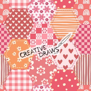 Pode incluir: Um design de patchwork com padrões em tons de rosa, vermelho e laranja. Inclui corações, flores, listras e xadrez vichy. O texto "CREATIVE DRAWS Design" também está presente. O design tem um ambiente caprichoso e colorido.