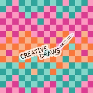 Pode incluir: Um padrão xadrez em rosa, laranja e azul-turquesa com um adesivo branco que diz "CREATIVE DRAWS Design" e uma ilustração de pincel.