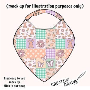 Op de afbeelding: Een baby-slabbetje met een patchwork-ontwerp in groen, roze en wit. Het slabbetje heeft afbeeldingen van konijnen, vlinders, wortels en bloemen. Het slabbetje is driehoekig met een gebogen bovenkant.