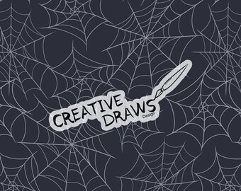 Puede incluir: Un fondo gris carbón oscuro con un patrón repetitivo de telarañas gris claro. Centrada hay una pegatina blanca con el texto negro CREATIVE DRAWS Design, donde la letra S se extiende formando una ilustración de una pluma de tinta negra.