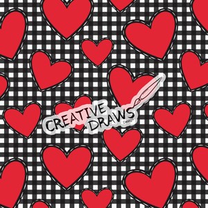 Puede incluir: Un patrón sin costuras con corazones rojos con costuras negras sobre un fondo de cuadros vichy blanco y negro. El texto "CREATIVE DRAWS Design" está en el centro de la imagen.
