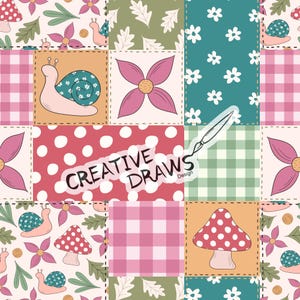 Puede incluir: Un diseño de patchwork con cuadrados con varios patrones e ilustraciones. El diseño incluye caracoles, setas, flores y lunares. También está presente el texto "CREATIVE DRAWS Design". La paleta de colores incluye rosa, verde y naranja.