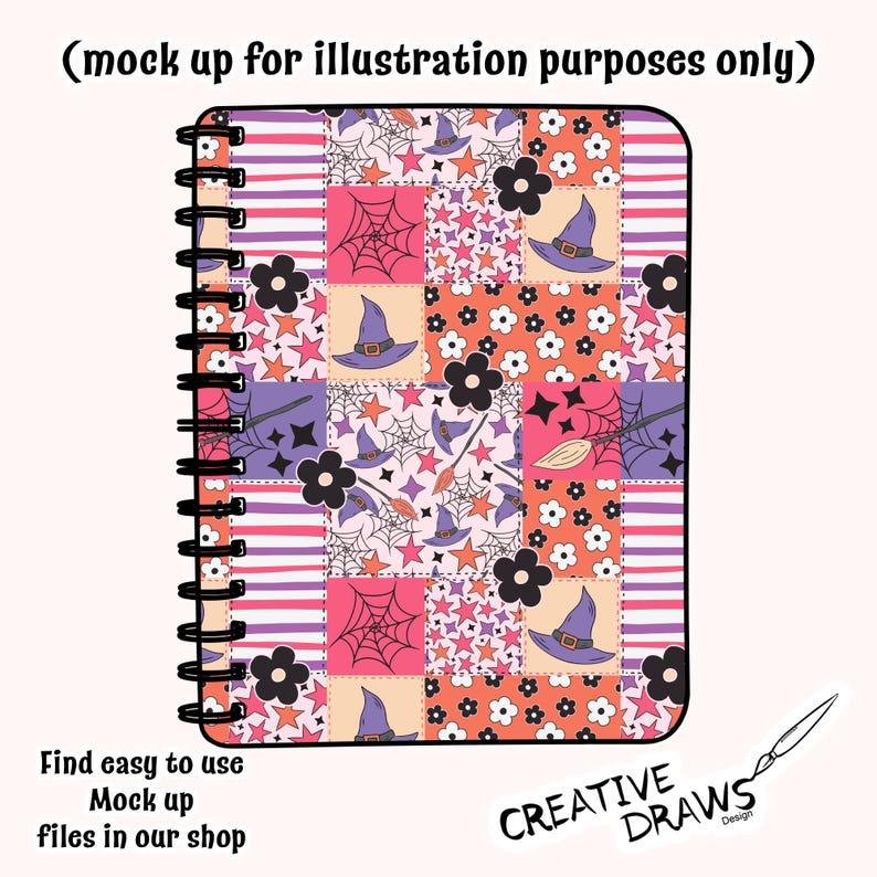 Peut inclure: Cahier &agrave; spirales avec un motif patchwork color&eacute;. Le motif comprend des chapeaux de sorci&egrave;re, des toiles d'araign&eacute;es, des &eacute;toiles et des fleurs en rose, orange, violet et blanc. Le cahier porte le texte "(mock up for illustration purposes only)" et "Find easy to use Mock up files in our shop".