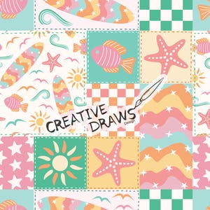 Könnte beinhalten: Ein farbenfrohes Patchworkmuster mit Strandthema. Das Muster enthält Surfbretter, Seesterne, Fische, Sonnen, Wellen und Sterne. Der Text "CREATIVE DRAWS Design" befindet sich in der Mitte des Musters.