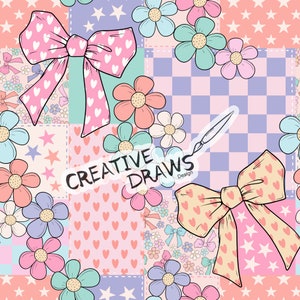 Könnte beinhalten: Ein nahtloses Muster mit einem Patchwork-Design mit rosa, blauen und gelben Blumen, Sternen, Herzen und Schleifen. Der Text "CREATIVE DRAWS Design" ist im Muster enthalten.