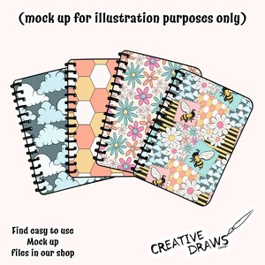 Op de afbeelding: Vier spiraalgebonden notitieboekjes met kleurrijke covers. Ontwerpen omvatten wolken, honingraat, bloempatronen en bijen. De notitieboekjes zijn gerangschikt op een lichtroze achtergrond. De tekst op de afbeelding luidt "Find easy to use Mock up files in our shop."