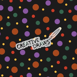 Può includere: Uno schema senza cuciture con pois colorati su uno sfondo nero. I pois sono in tonalità di rosso, arancione, giallo, verde e viola. Il testo "Creative Draws Design" è scritto in bianco su uno sfondo trasparente con un'icona di pennello.