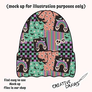 Op de afbeelding: Een patchwork beanie met een Halloween-thema. Het ontwerp bevat schedels, regenbogen, sterren, vleermuizen en dambordvierkanten. Het kleurenpalet omvat groen, paars, oranje en zwart. De tekst op de afbeelding luidt "Find easy to use Mock up files in our shop."