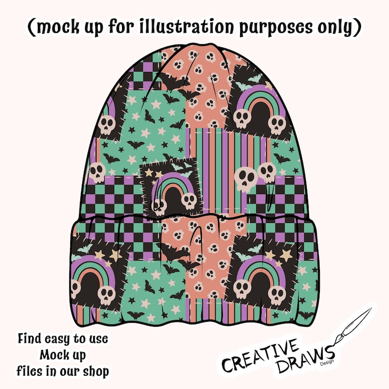 Op de afbeelding: Een patchwork beanie met een Halloween-thema. Het ontwerp bevat schedels, regenbogen, sterren, vleermuizen en dambordvierkanten. Het kleurenpalet omvat groen, paars, oranje en zwart. De tekst op de afbeelding luidt "Find easy to use Mock up files in our shop."