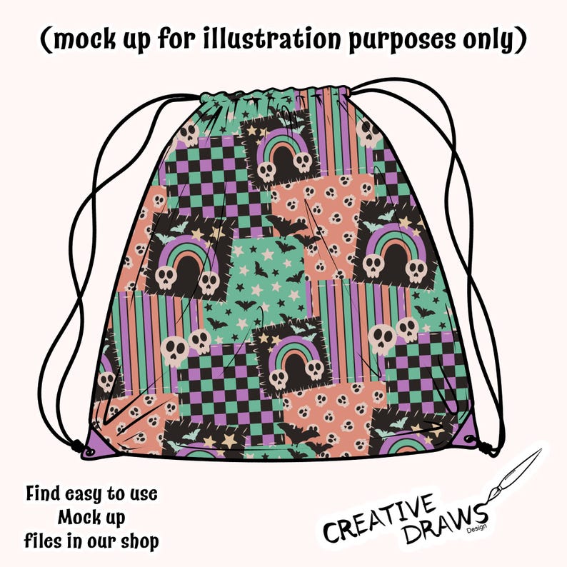 Puede incluir: Bolsa con cord&oacute;n con un dise&ntilde;o de patchwork con calaveras, arco&iacute;ris, murci&eacute;lagos y estrellas en tonos morado, verde azulado y melocot&oacute;n. La bolsa tiene cordones negros.