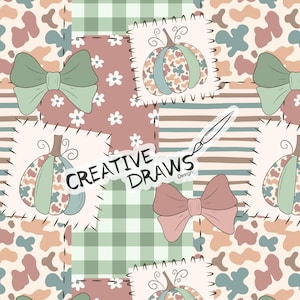 Könnte beinhalten: Nahtloses Muster mit Kürbissen, Schleifen und floralen Elementen in einem Patchwork-Design. Die Kürbisse haben ein Blumenmuster in Blau-, Grün- und Brauntönen. Die Schleifen sind grün und rosa. Der Text "CREATIVE DRAWS Design" ist ebenfalls vorhanden.