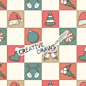 Op de afbeelding: Een naadloos patroon met verschillende kerstpictogrammen in een patchwork-stijl. De pictogrammen omvatten een kerstboom, een sok, een cadeaudoos, een bel, een hulsttak, een kerstmanmuts, een kerstbal en oorkappen. De pictogrammen zijn gerangschikt in een rasterpatroon op een beige achtergrond.