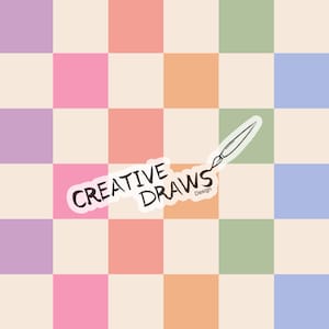 Puede incluir: Un fondo de cuadros de colores con una pegatina blanca que dice "CREATIVE DRAWS Design" y un dibujo de un pincel.