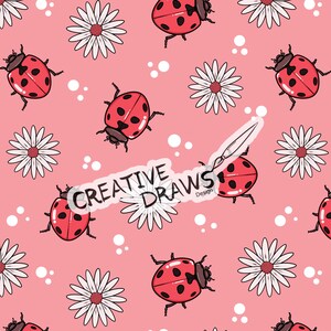 Puede incluir: Un patrón sin costuras con mariquitas rojas con manchas negras y margaritas blancas sobre un fondo rosa. El texto "CREATIVE DRAWS Design" también está incluido en el patrón.