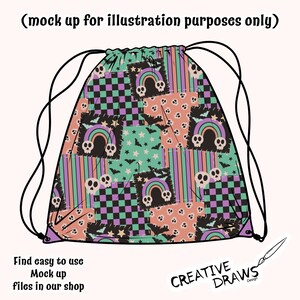 Op de afbeelding: Trekkoordtas met een patchwork-ontwerp met schedels, regenbogen, vleermuizen en sterren in tinten paars, blauwgroen en perzik. De tas heeft zwarte trekkoorden.