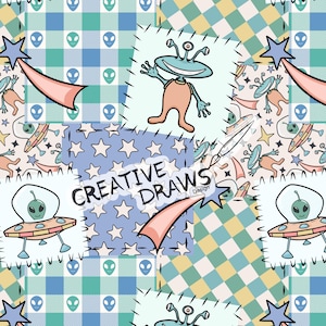 Puede incluir: Un diseño de patchwork repetido con extraterrestres de dibujos animados, ovnis, estrellas y estrellas fugaces. El diseño incluye el texto "CREATIVE DRAWS" sobre un fondo azul claro con estrellas blancas. La paleta de colores incluye azul, melocotón y verde.