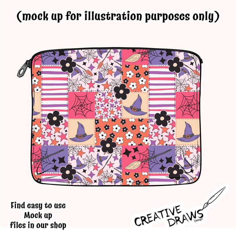 Peut inclure: Une housse d'ordinateur portable color&eacute;e avec un motif patchwork. Le motif comprend des chapeaux de sorci&egrave;re, des toiles d'araign&eacute;es, des &eacute;toiles et des fleurs. Le texte "(mock up for illustration purposes only)" et "Find easy to use Mock up files in our shop" est visible.