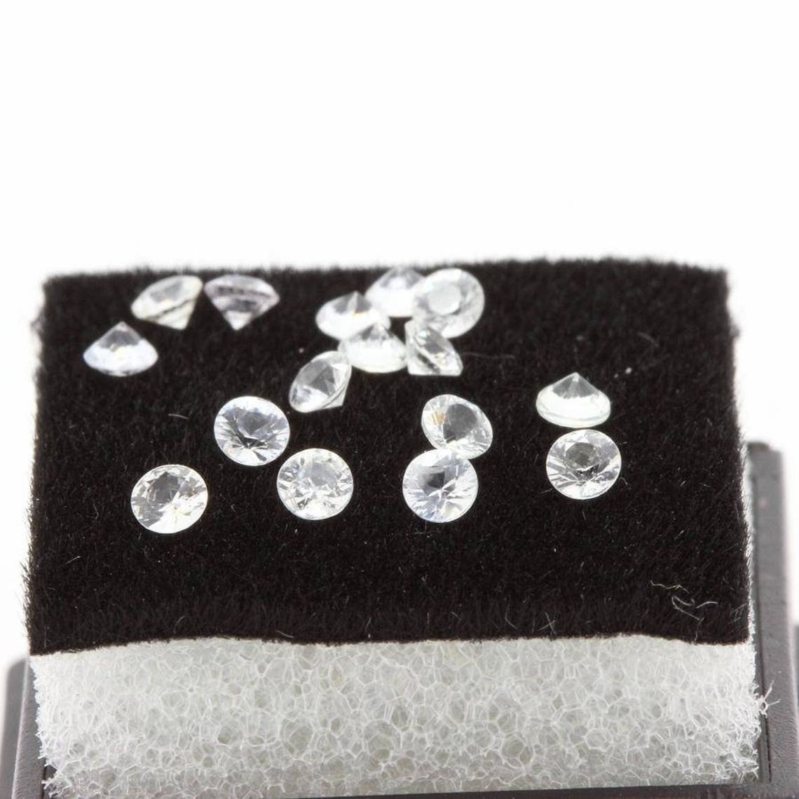 Collection Abijoux Saphir Blanc . If-Vvs1. Rond. | Vendu à L'unité . Ceylan, Sri Lanka 1, 8 mm