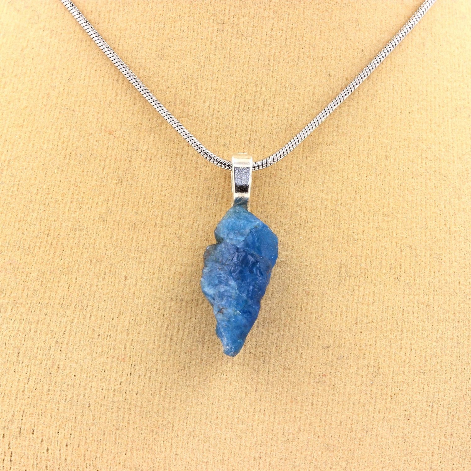 Collier Médaillon Apatite Bleu Néon Brut – 30 Mm, Monture Argent, Neuf, Marque A Bijoux
