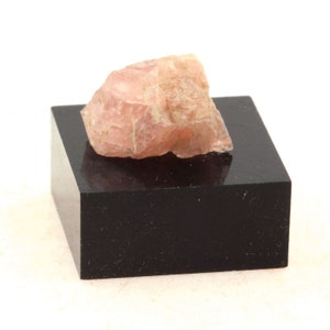 Stones, mineralsFluorite mineral. 8.20 carats. Mont-Blanc massif, (Aiguille Verte), Chamonix, Haute-Savoie, Auvergne-Rhône-Alpes, France