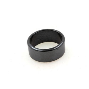 Könnte beinhalten: Ein schwarzer Ring aus poliertem Hämatit.