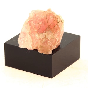 Fluorite mineral. 22.78 carats. Mont-Blanc massif, (Aiguille Verte), Chamonix, Haute-Savoie, Auvergne-Rhône-Alpes, France