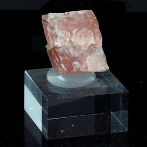 Fluorite mineral. 56.91 carats. Mont-Blanc massif, (Aiguille Verte), Chamonix, Haute-Savoie, Auvergne-Rhône-Alpes, France