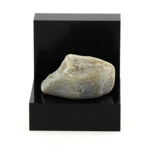 Dolostone. 28.1 carats. Estrie, Quebec, Canada