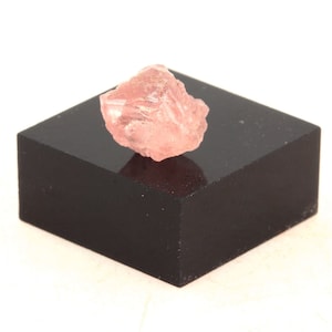 Stones, mineralsFluorite mineral. 4.41 carats. Mont-Blanc massif, (Aiguille Verte), Chamonix, Haute-Savoie, Auvergne-Rhône-Alpes, France