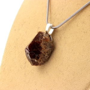 Katalansk Grossular Granat-Raw Andradite hänge. 30,50 karat. Pyrenéerna-Orientales, Frankrike