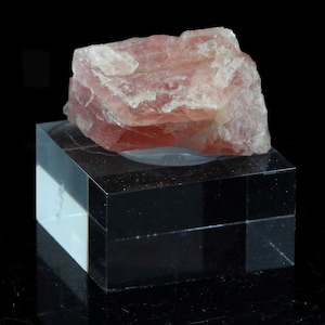 Fluorite mineral. 49.40 carats. Mont-Blanc massif, (Aiguille Verte), Chamonix, Haute-Savoie, Auvergne-Rhône-Alpes, France